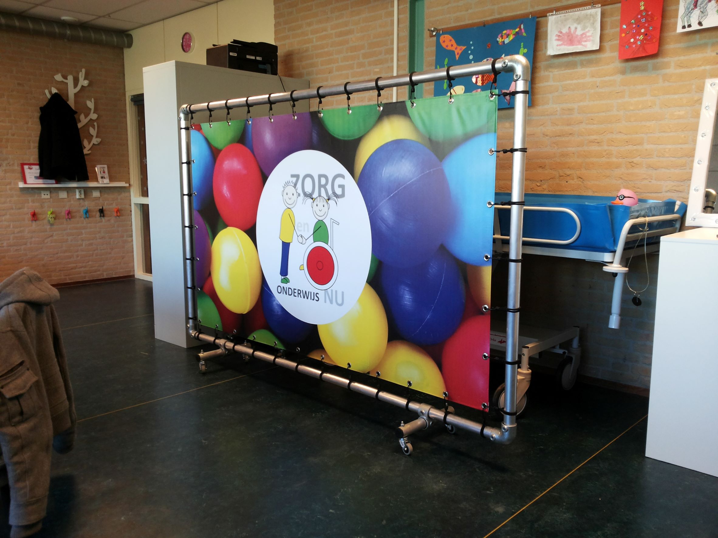 Scheidingswand op wielen op school