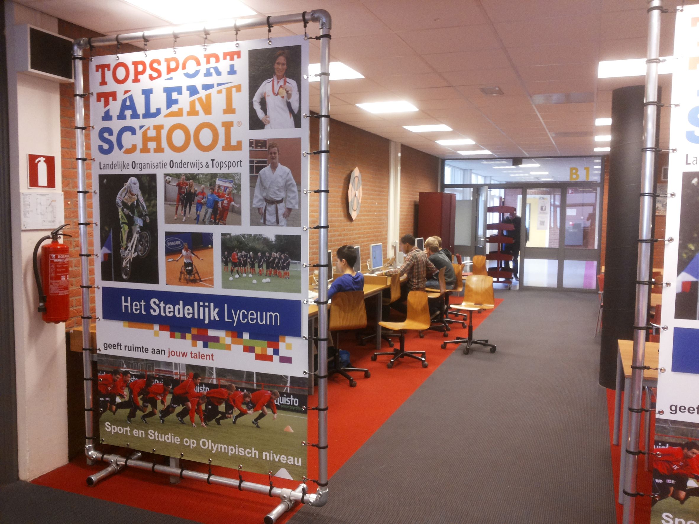 Roomdivider voor gang op school